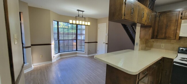 Building Photo - 3 bedroom/2 bath townhome in Eastwood on t...