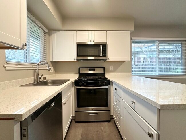 Foto del edificio - Cute 3/1 Duplex in Fair Oaks