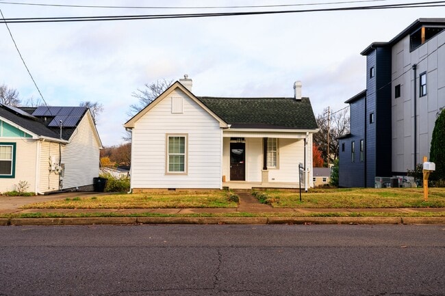 NOW AVAILABLE!!! Charming, Renovated 2 Bed, 1 Bath East Nashville Home, Minutes to Five Points &... - NOW AVAILABLE!!!  Charming, Renovated 2 Bed, 1 Bath East Nashville Home, Minutes to Five Points &...