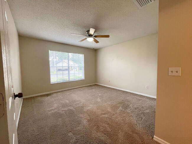 Building Photo - Great Price, 3B/2B Home in Lake Mary - zon...