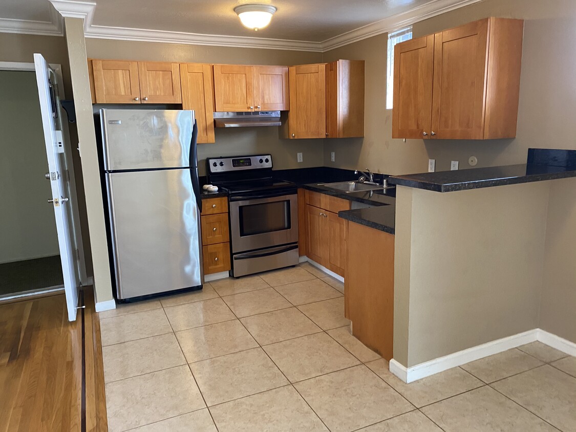 Top unit - 646 Corbett Ave
