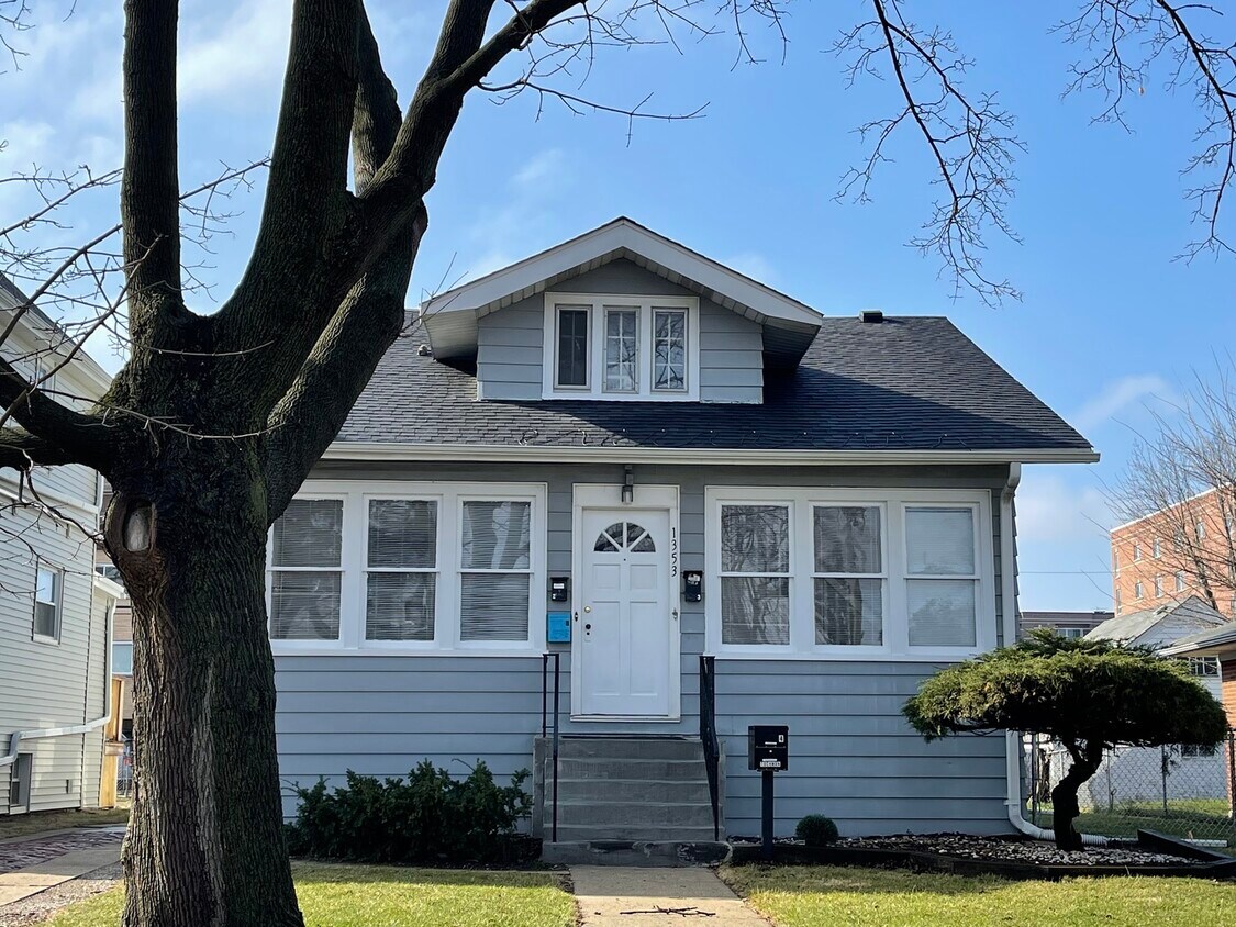 1353 Harding Ave, Des Plaines, IL 60016 House Rental in Des Plaines