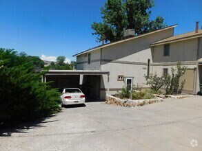 Building Photo - 2422 1/2 Hidden Valley Dr