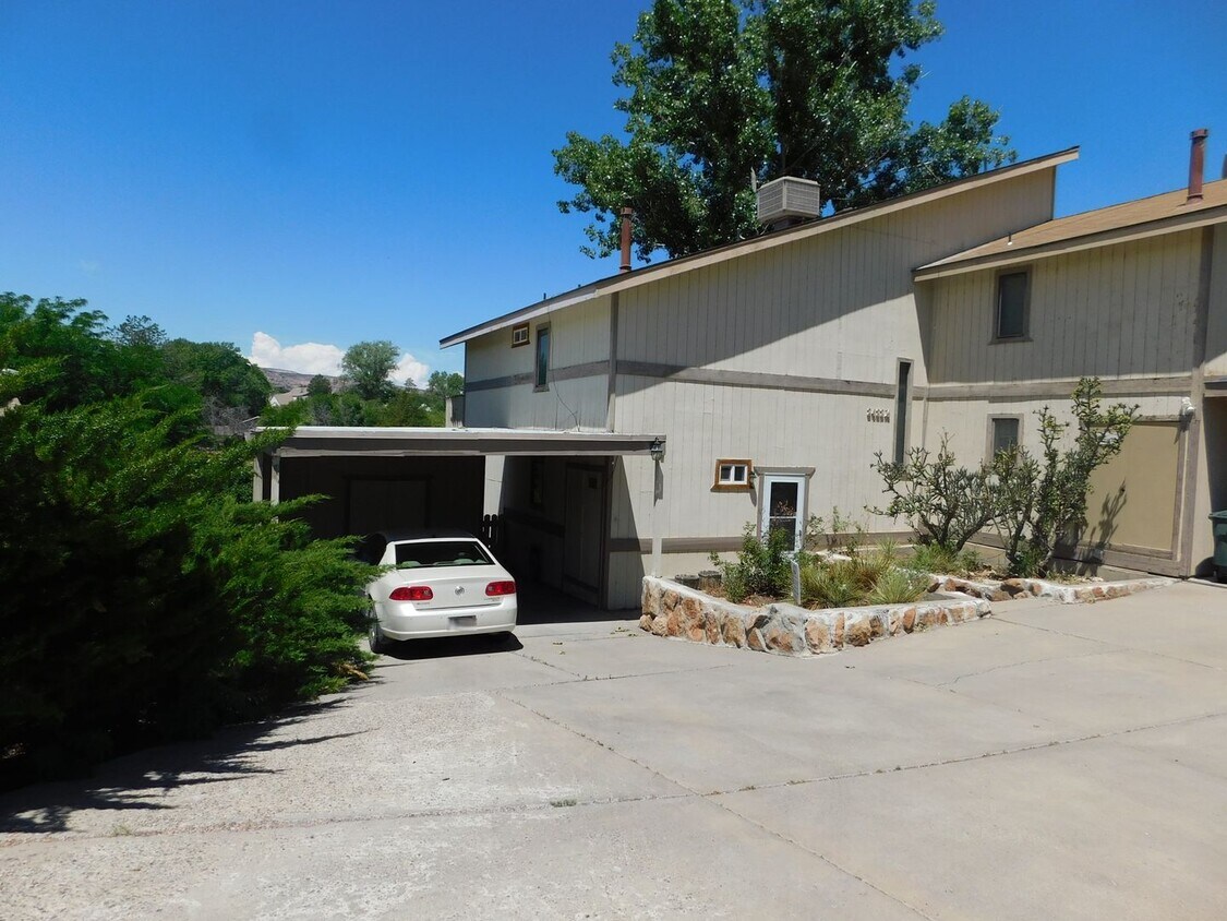 Foto principal - 2422 1/2 Hidden Valley Drive
