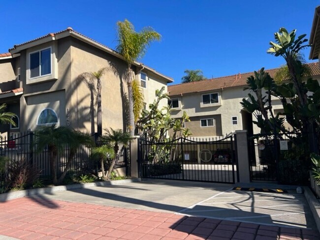 Foto del edificio - Private, Gated and the Heart of Costa Mesa!