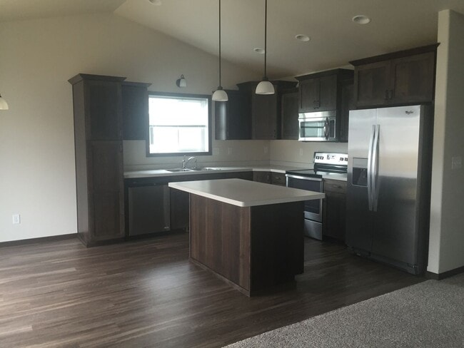 Building Photo - 3 bed 2 bath