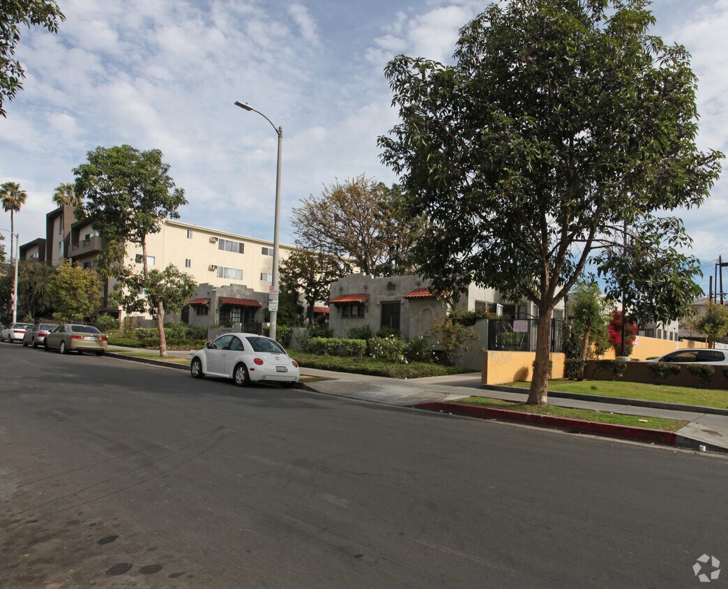 Building Photo - 1516-1524 N Serrano Ave