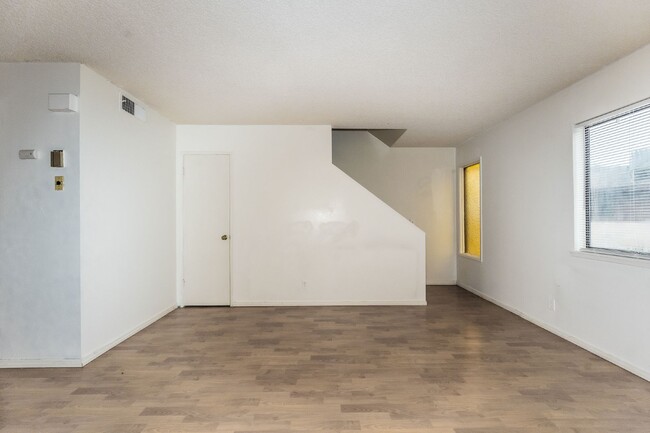 Building Photo - 2 Bedroom 1.5 in tucked away NW location w...