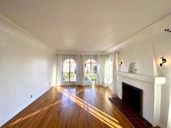 Foto del edificio - 833-835 S Curson Ave