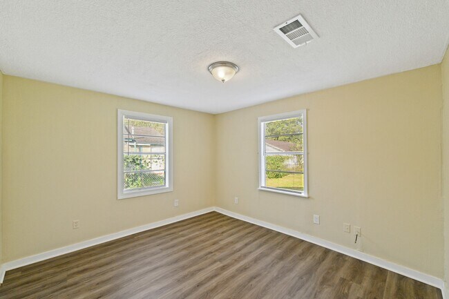 Foto del edificio - 10001 Lucore St