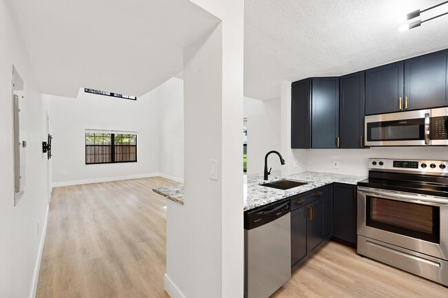 Building Photo - 243 City View Dr