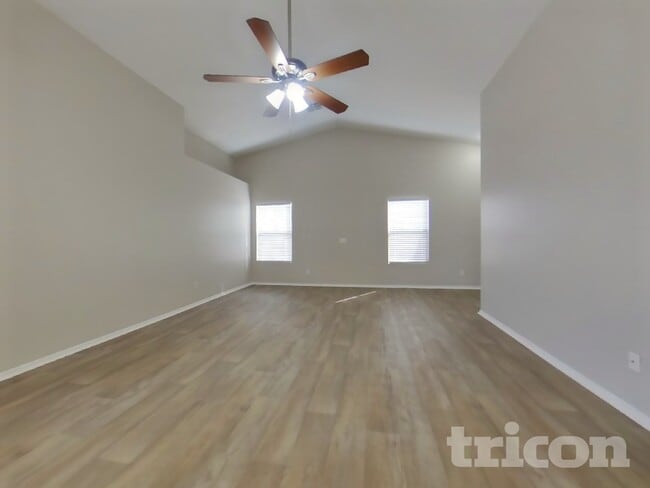 Building Photo - 11446 W Roanoke Dr