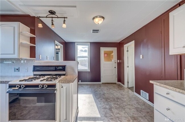 Building Photo - Pre-leasing September - 4bd/2bath