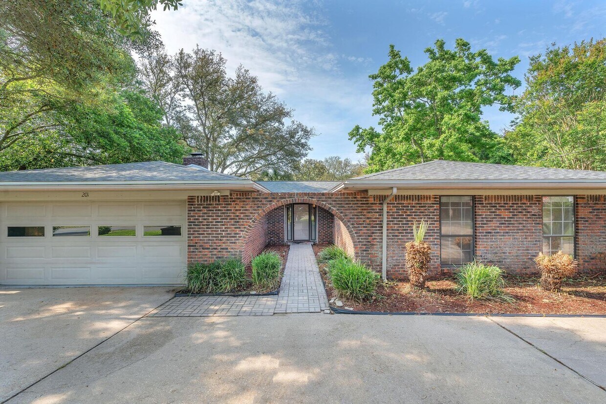 201 Country Club Rd, Shalimar, FL 32579 House Rental in Shalimar, FL