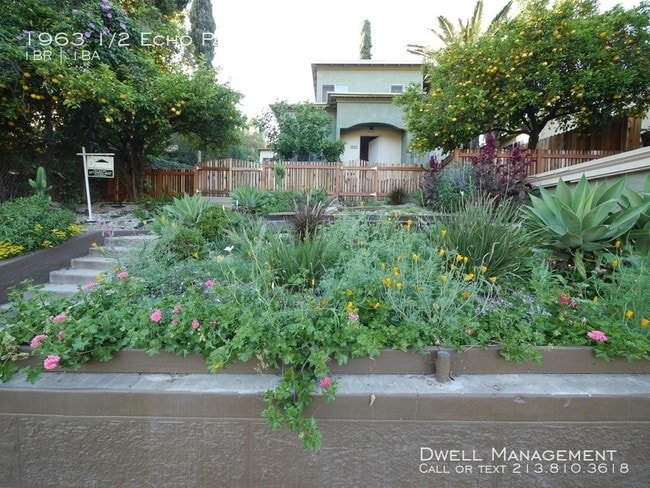 Building Photo - Stand Alone Bungalow in Echo Park