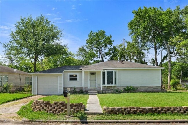 Building Photo - 1217 Parkway Dr