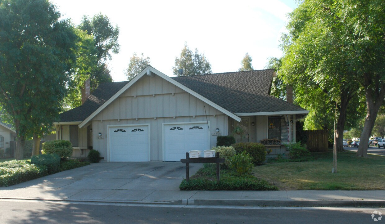 Building Photo - 18360-18362 Carriage Dr