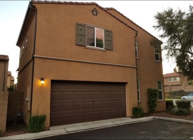 Foto del edificio - Cute house with 2 car garage available in ...