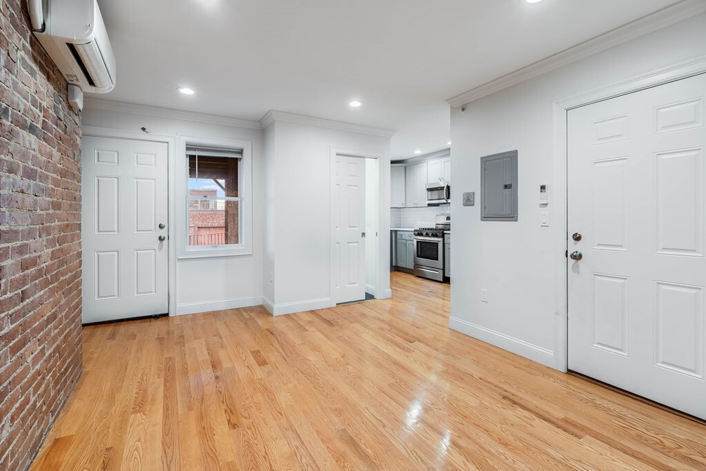 Primary Photo - 14 Pompeii St