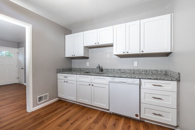 Building Photo - Stylish Simplicity: 2 Bed, 1 Bath Single-F...