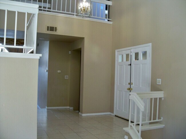 Foto del edificio - Spacious Two Story Near Johansen High School