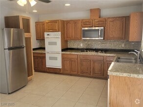 Building Photo - 4155 Oakview St