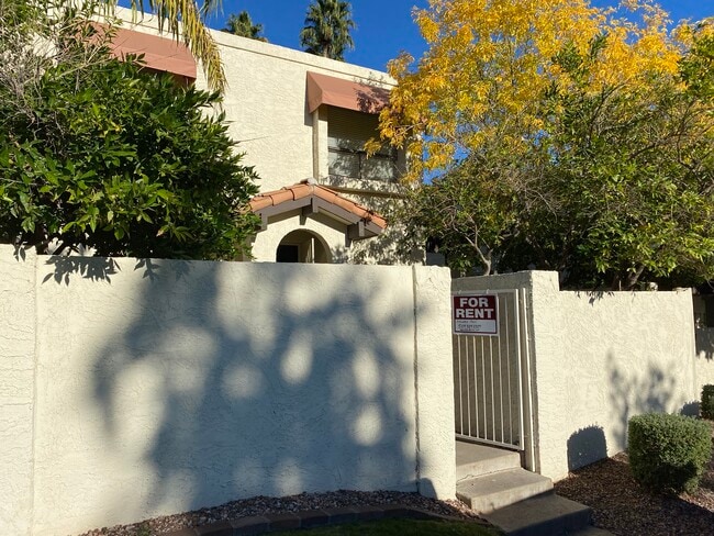 Building Photo - 1802 E Frier Dr