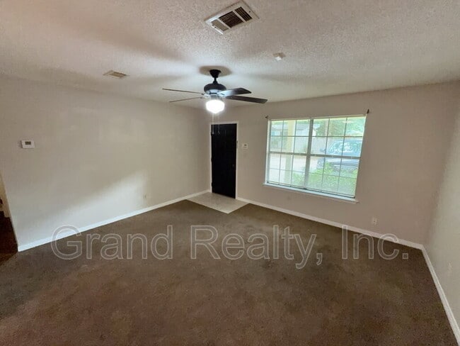 Foto del edificio - 2885 E Johnson Ave