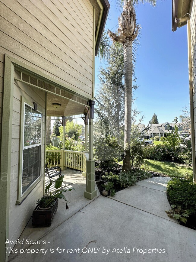 Building Photo - 5033 W Wren Ave