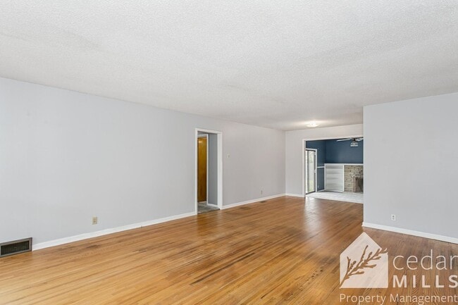 Building Photo - LARGE 3 Bedroom Home in North Wichita