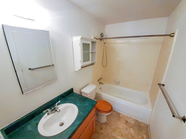 Foto del edificio - Pet-friendly home with a great yard and large deck!