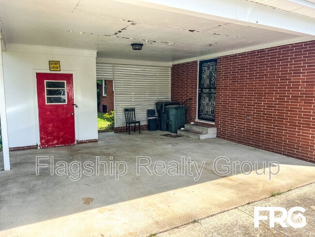 Building Photo - 1801 E Azalea Dr