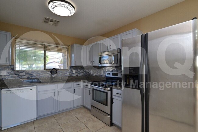 Building Photo - 2370 E Hazeltine Way