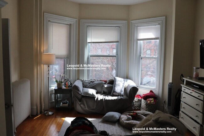 Building Photo - 272 Newbury St