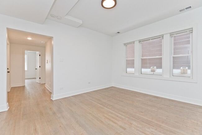 Building Photo - 2464 N Lincoln Ave