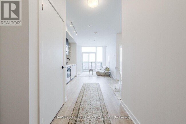 Photo du bâtiment - 2300 St Clair Ave W