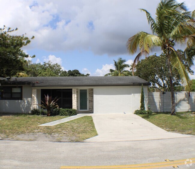 Building Photo - 2050 N 57th Ter