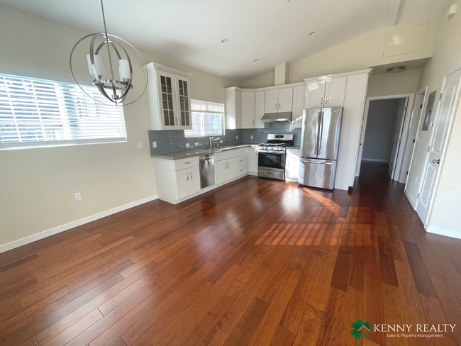 Building Photo - Charming 2BD/1BA Upper-Unit in Broadmoor Village – Daly City