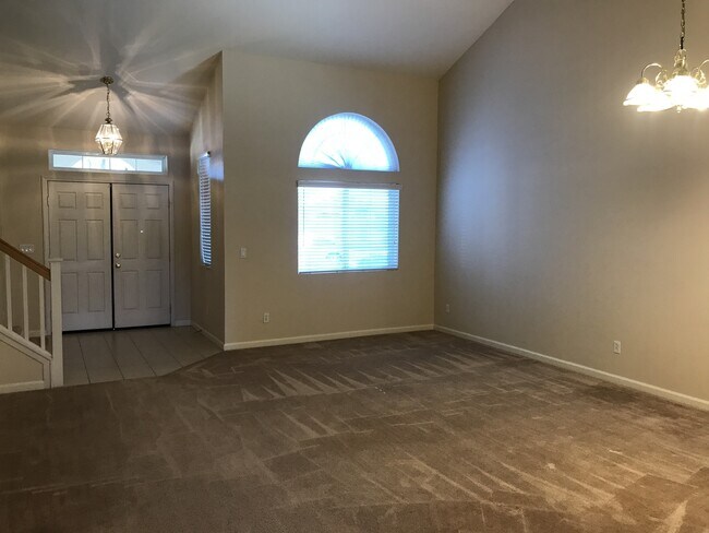 Foto del edificio - Beautiful 4 Bedroom, 2.5 Bath Master BR downstairs Tracy Home