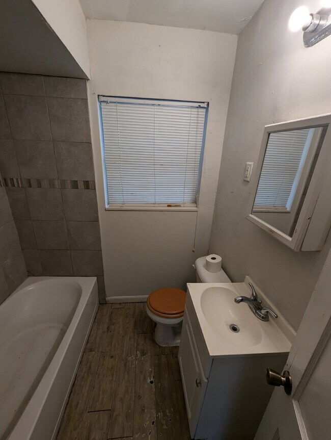 Foto del edificio - Charming 3/1 just repainted and ready for occupancy!