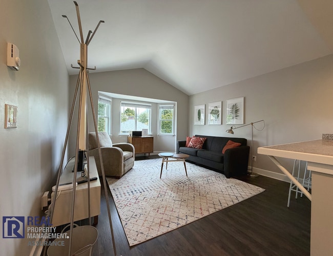 Building Photo - Fully Furnished 1BD in Desirable SE Portland