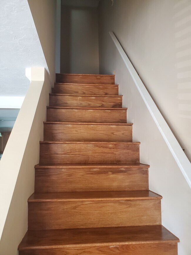 Escalera a los dormitorios - 150 Davis Ln