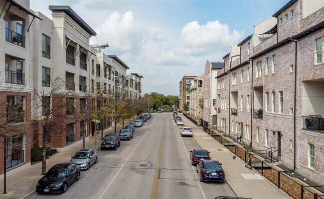 Building Photo - 1411 Town Creek Dr