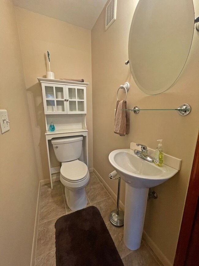 Building Photo - 712 S Main St