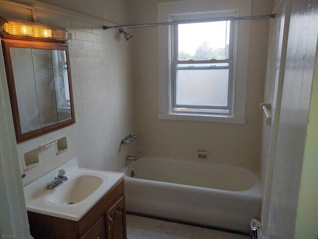 Foto del edificio - 16 Poe Ave