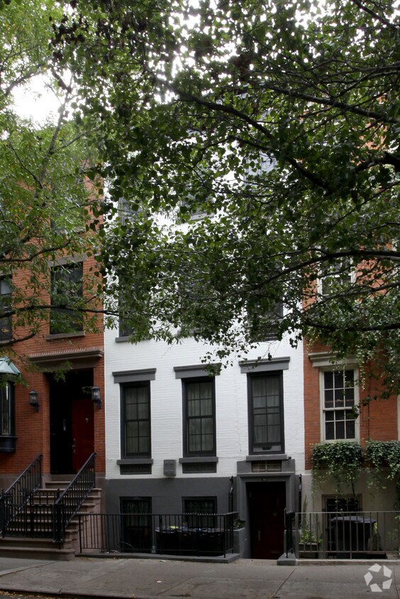 Building Photo - 310 W 19th St