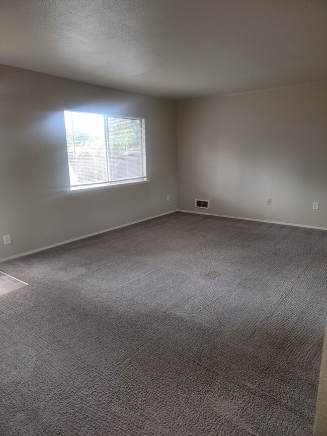 Building Photo - Cozy Parkland 2 bedroom house with Fenced Yard