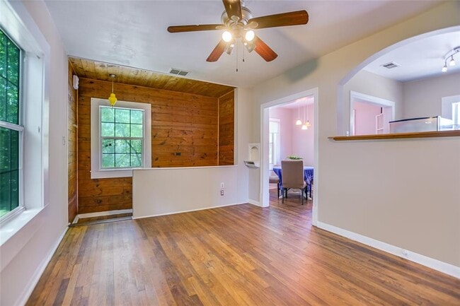 Building Photo - 1005 Ellingson Ln