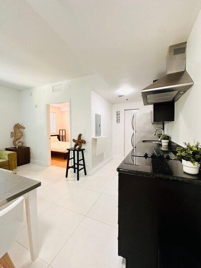 Foto del edificio - Bright and furnished 1/1 in classy remodel...