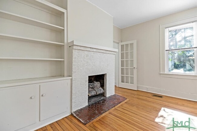 Building Photo - 206 E 50th St